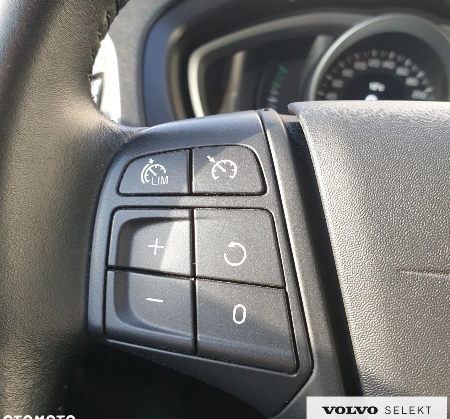 Volvo V40 cena 59900 przebieg: 190800, rok produkcji 2018 z Chojnice małe 172